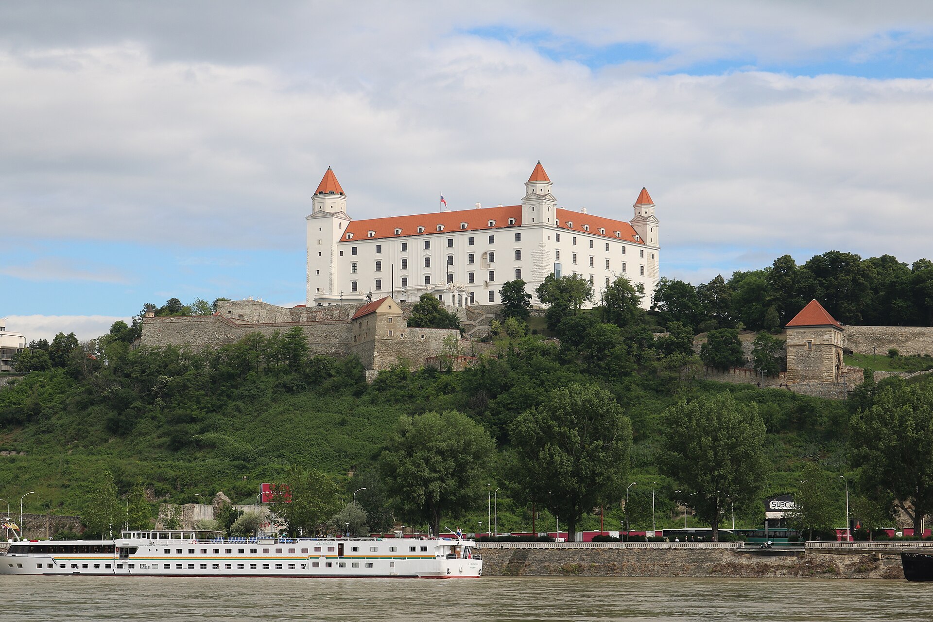 Bratislavský hrad nad Dunajom