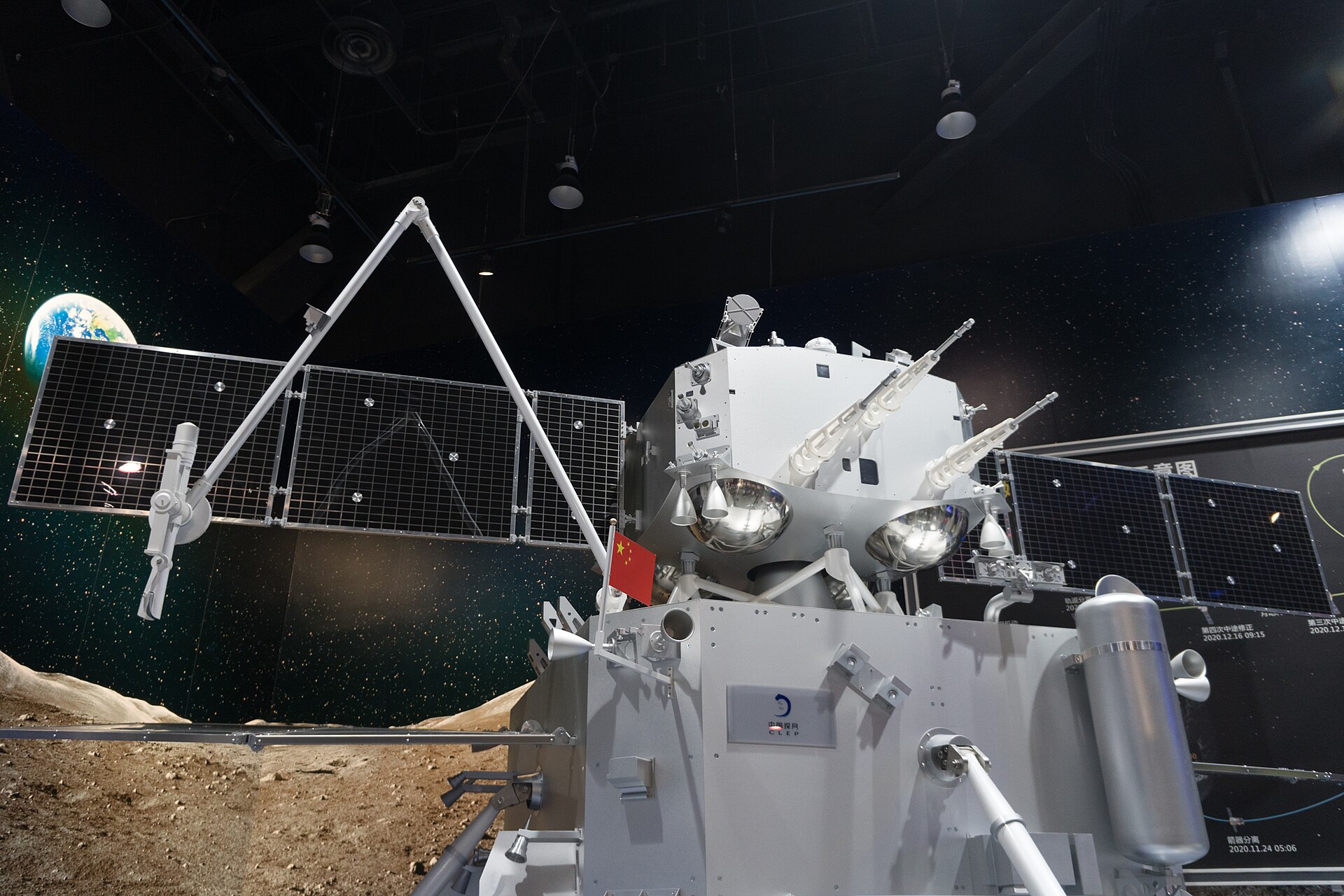 Model mesačnej sondy Čchang-e 5 v Čínskom múzeu vedy a techniky
