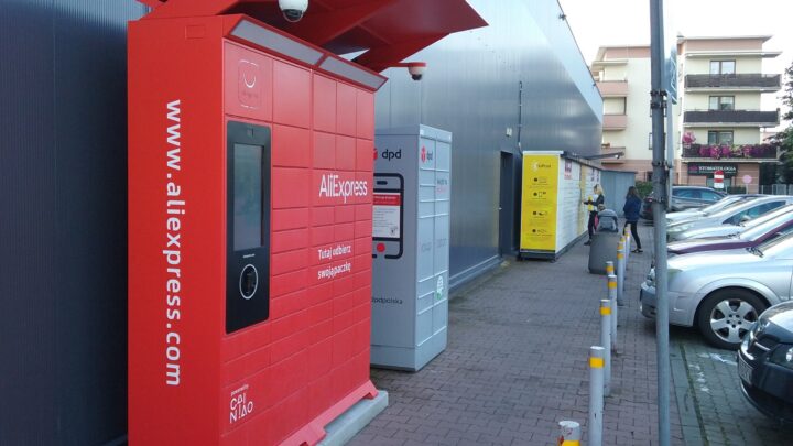 Výdajný box na balíky z AliExpressu v poľskom meste Tomaszów Mazowiecki
