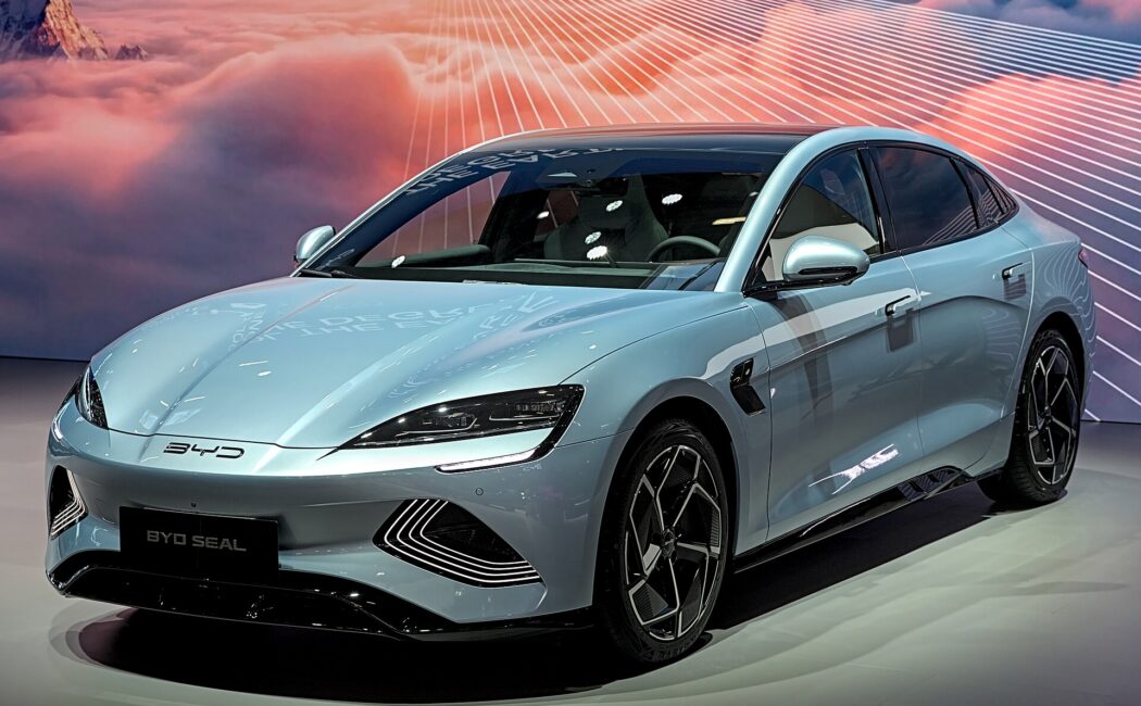 Elektrický sedan BYD Seal na autosalóne IAA 2023 v Mníchove